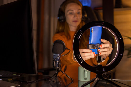 streamer placing the smartphone to record
