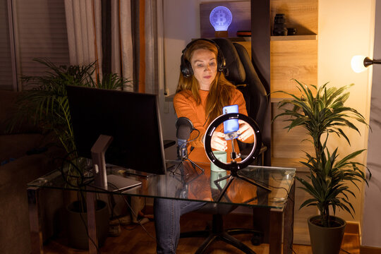 streamer placing the smartphone to record