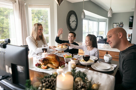 Thanksgiving: Family Sharing Holiday Meal With Distanced Relativ