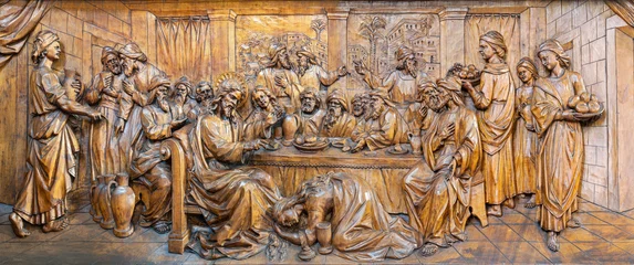 Gordijnen MILAN, ITALY - MARCH 5, 2024: The carved relief of The supper of Jesus by Simon the Pharisee in the church Chiesa di San Camillo by Annibale Pagnoni (1900). © Renáta Sedmáková