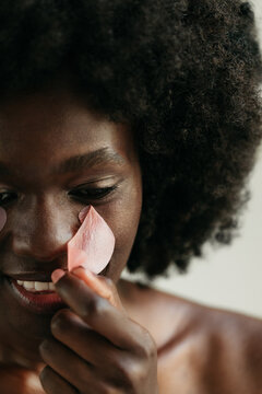 Woman with cosmetics mask  TU GDE SE SKINULA MASKA ISPEGLATI