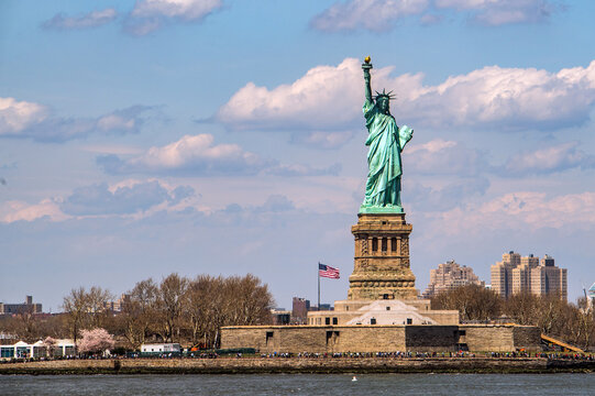 Iconic Statue of Liberty Overlooking Manhattan Waters