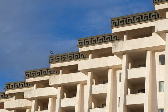 Detalle malla sobre edificio con balcones.