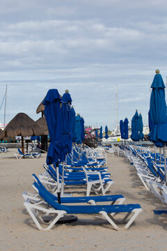 Club de playa, hotel, camastros sobre la playa, dia de asolearse, disfrutar, vacaciones increibres