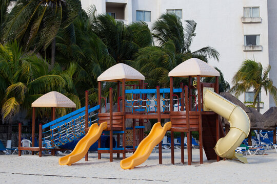 Parque infantil, juegos para ni&ntilde;os, estaci&oacute;n de juegos, tobog&aacute;n con resbaladillas.