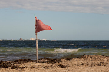 Bandera roja de precaución marea alta, 