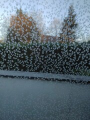 車のドアガラスの朝霜