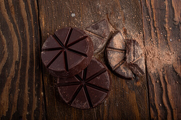 Fototapeta na wymiar cocoa o cacao en barra sobre una mesa de madera