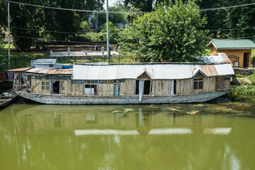 Obraz premium Houseboat life on Dal Lake, Srinagar, Kashmir, India