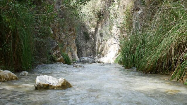 R&iacute;o Chillar, paisaje, agua corriendo, rocas, paredes de piedra