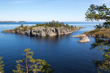 Fototapeta na wymiar The coast of Lake Ladoga