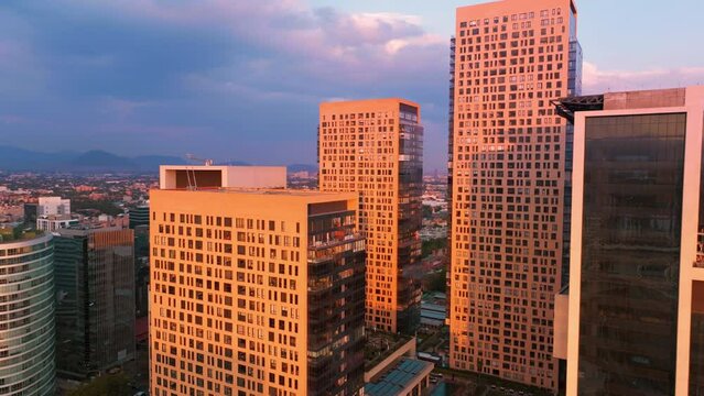 Edificios de Miyana al atardecer en Ciudad de M&eacute;xico