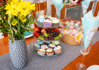 seblstgemachte Cupcakes und Cakepops, dazu frisches Obst und Blumen