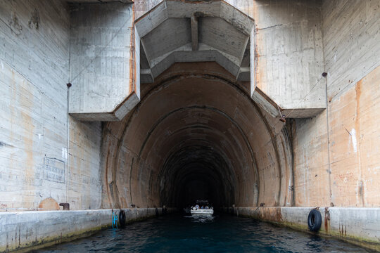 U-Boot Tunnel in der Bucht von Kotor, Montenegro