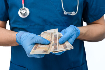 Lekarz weterynarii trzyma w rękach pieniądze, banknoty  - obrazy, fototapety, plakaty