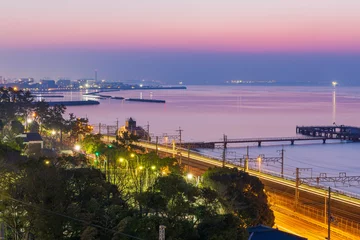 Dekokissen 須磨浦公園展望台から眺める神戸の夜明け（左前方は須磨海水浴場・中央奥に空港大橋と空港島・眼下には国道2号線・山陽本線が見えます・手前右は海釣り公園の桟橋です）　神戸市須磨区にて © photop5