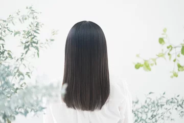 Foto op Plexiglas オーガニックや自然なイメージの緑がある若い女性の髪がなびく美容ヘアケアイメージに　顔無しの後ろ姿 © kapinon