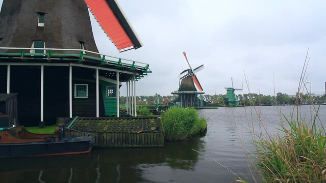Molinos de viento holandeses hist&oacute;ricos en funcionamiento en Zaanza Schans , Nederland.