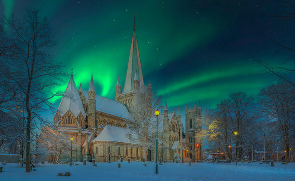 Nordlich Trondheim Winter  Dom Nidaros beleuchtet