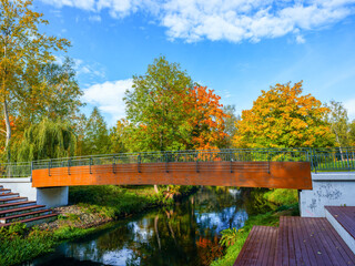 Jesień w parku w Olsztynie. Rzeka Łyna. - 759620512