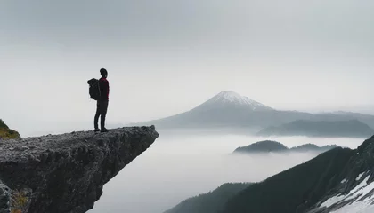 Foto op Canvas バックパックを背負って崖の端に立って壮大な景色を眺めている男性 © sima-box