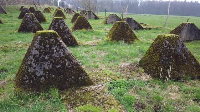 Bemooste, historische Panzersperren am Westwall bei Aachen, Grenzsicherung zu Belgien im 2. Weltkrieg, Mahnmal