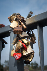Kłódki na barierce mostu, publiczne okazywanie miłości. - obrazy, fototapety, plakaty