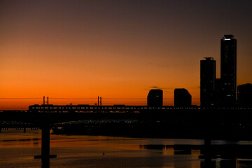 Obraz premium the subway running over the Han River when the sun rises
