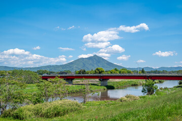 青空の筑波山と赤い橋のかかる川