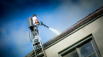 Démoussage de toit, entretient toiture, nettoyage toiture © Picture-perfect