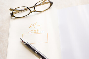 Fototapeta premium エンディングノート もしもの時に大切な情報を家族に伝えるためのノート 情報を整理することで残った人生を豊かに過ごす