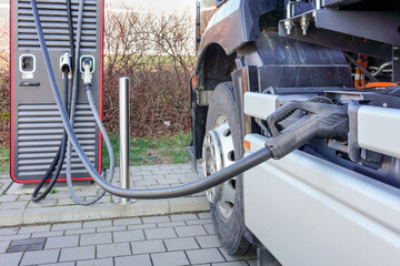 Elektro LKW lädt seine Batterie an einer Ladesäule auf
