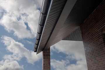 Roof overhang with soffits and rain gutter system