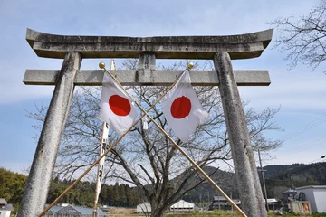 Tuinposter 鳥居に掲げられた日の丸の旗 © Masaru Masuda