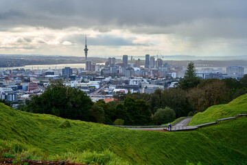 Views of central Auckland cityscape from Maungawhau / Mount Eden in Auckland, New Zealand - obrazy, fototapety, plakaty