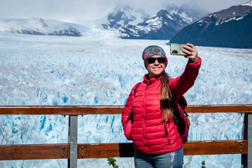 Turista tomándose una selfie desde los miradores del Glaciar Perito Moreno, en la Patagonia...