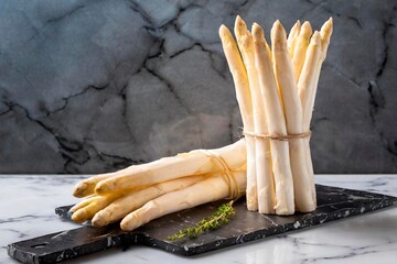 botte d'asperges blanches sur une table de cuisine