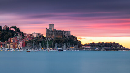 Un'alba intensa e colorata su Lerici e il suo castello scattata in lunga esposizione. La Spezia,...