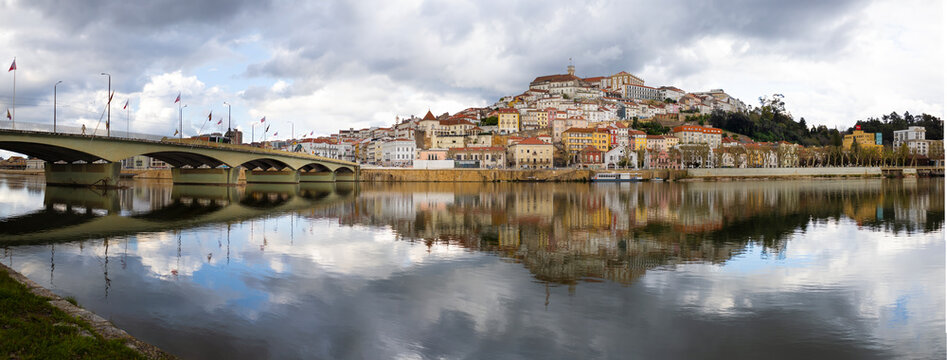 Imagem panorâmica da cidade de Coimbra, da Universidade de Coimbra, do Rio Mondego e Ponte de Santa Clara