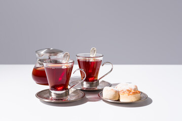 Té rojo con pasteles y dulces sobre mármol	