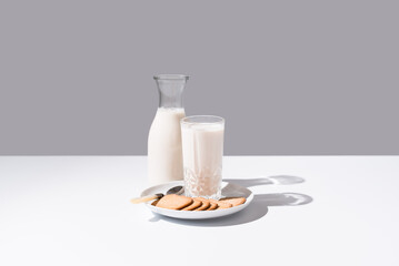 Vaso de leche y botella llena de leche. Desayuno con galletas de canela