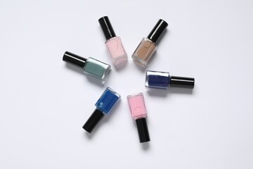 Obraz premium Nail polishes on white background, flat lay