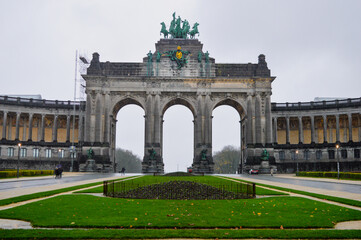 Fototapeta na wymiar View of The Cinquantenaire Memorial Arcade in the centre of the Parc du Cinquantenaire, Brussels, Belgium.