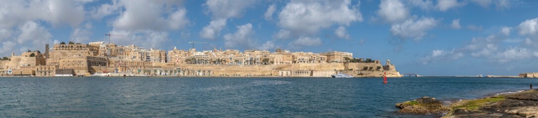 Fototapeta na wymiar Extended panoramic view of the Valletta, Malta, from Vittoriosa