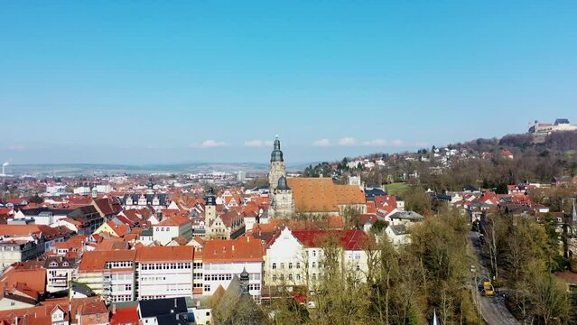 Drohnenvideo von Coburg mit Blick auf die historische Altstadt. Dingolfing, Oberfranken, Bayern, Deutschland.