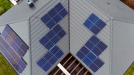 Dach nowego, współczesnego budynku wielorodzinnego z panelami słonecznymi, fotowoltaiczne, widok z lotu ptaka.
