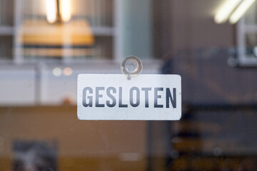 Closed sign in Dutch
