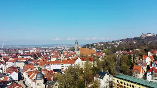 Drohnenvideo von Coburg mit Blick auf die historische Altstadt. Dingolfing, Oberfranken, Bayern, Deutschland.