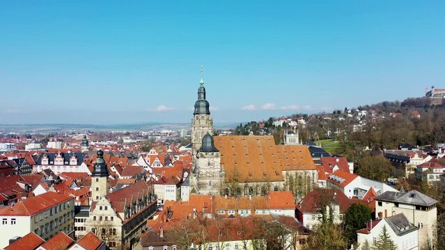 Drohnenvideo von Coburg mit Blick auf die historische Altstadt. Dingolfing, Oberfranken, Bayern, Deutschland.