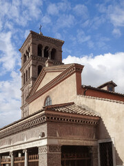 Fototapeta na wymiar campanile & nuvole @ chiesa di san giorgio in velabro, roma